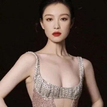 倪妮高清写真展现优越腰臀比例 身材曲线吸睛
