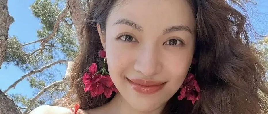 钟楚曦迪拜街拍高清壁纸 深V碎花裙尽显魅惑迷人气质