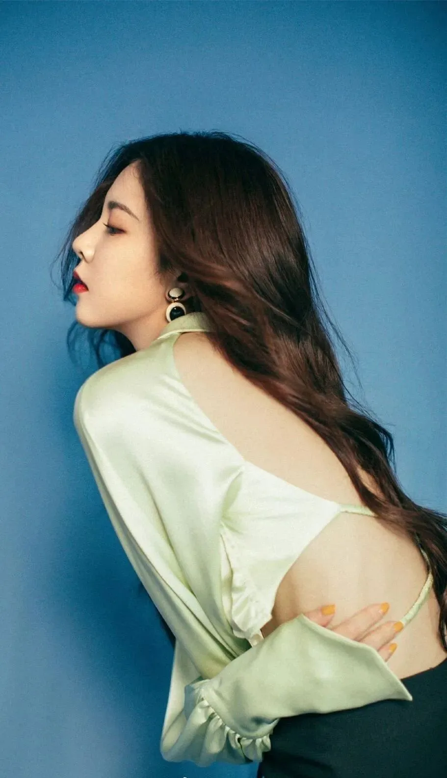 宋妍霏美背写真壁纸 图片5