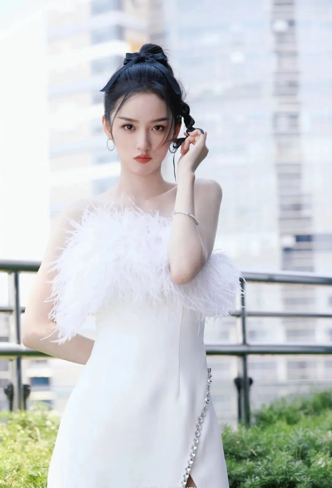 周也抹胸羽毛裙写真 图片3