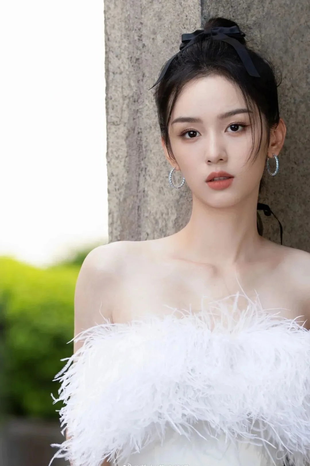 周也抹胸羽毛裙写真 图片5