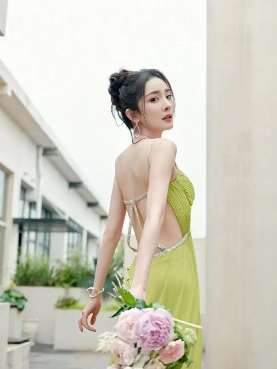杨幂性感长裙写真 图片3