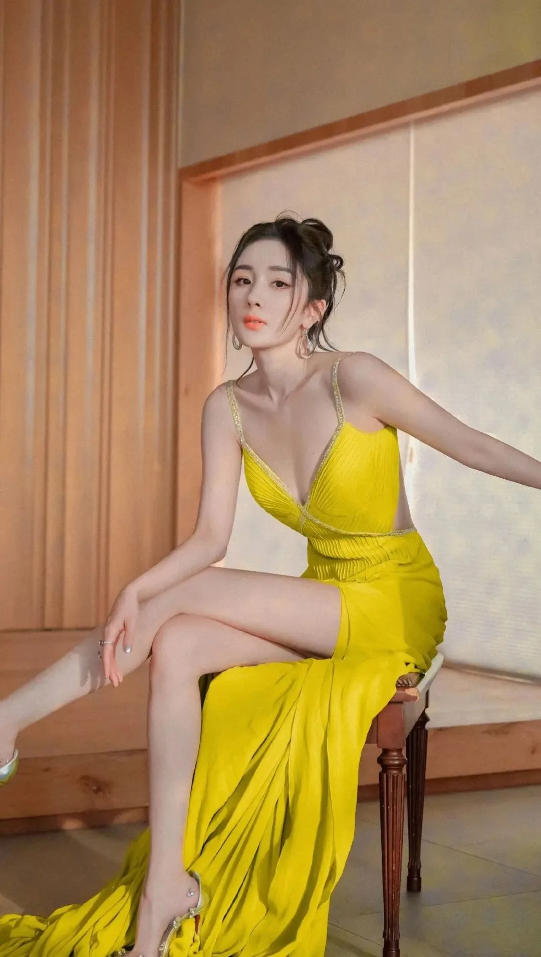 杨幂黄色长裙写真 图片8