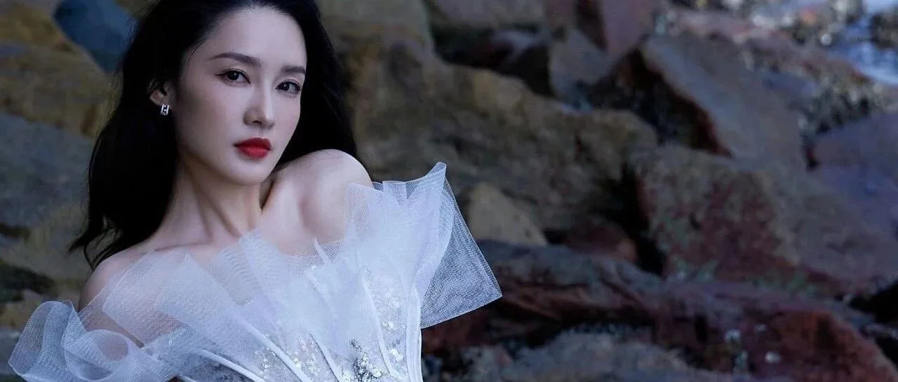 李沁海边写真展现曼妙身姿 清新气质与海风相得益彰