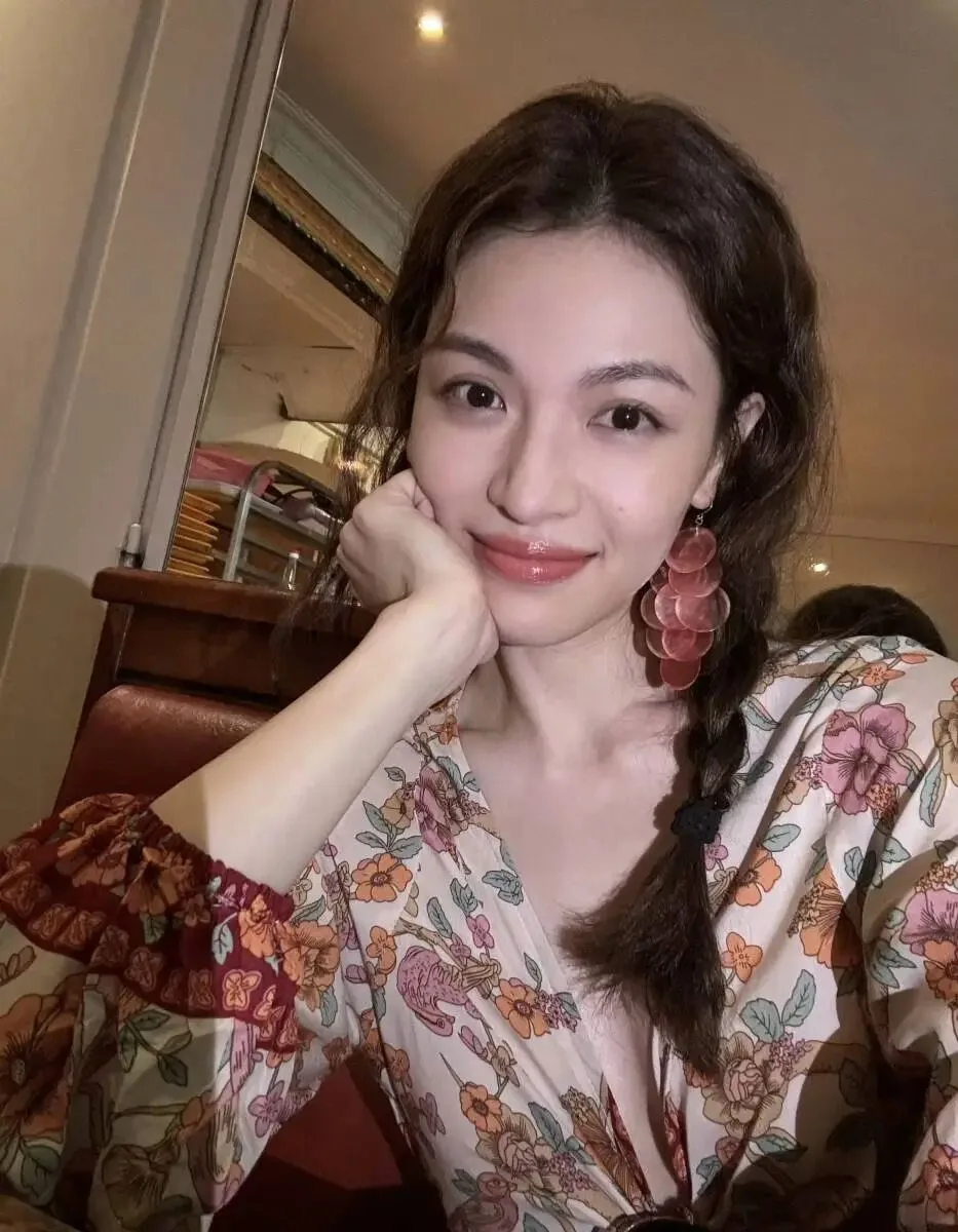 钟楚曦迪拜碎花裙写真 图片3