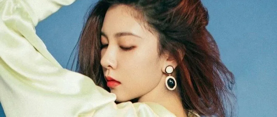 宋妍霏露背写真高清壁纸 美背线条优雅又迷人