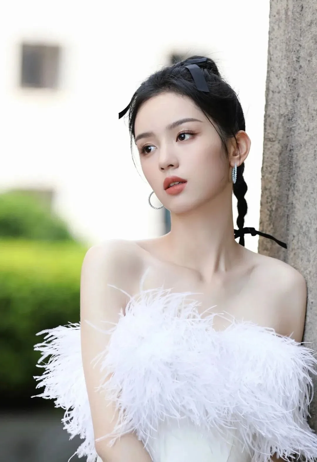 周也抹胸羽毛裙写真 图片6