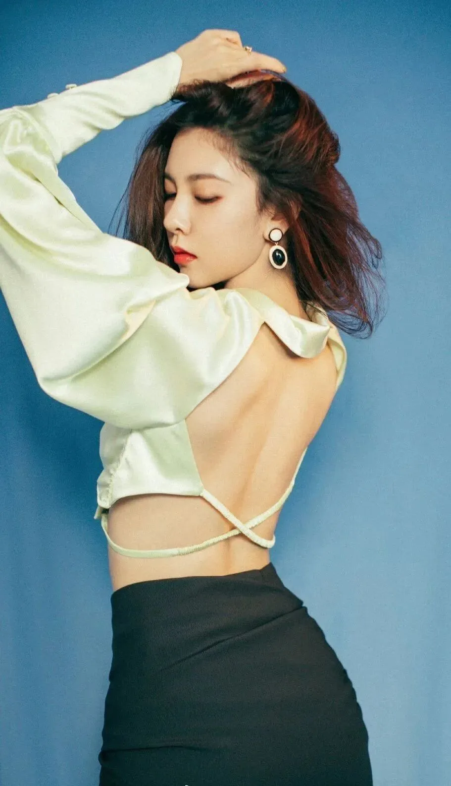 宋妍霏美背写真壁纸 图片2