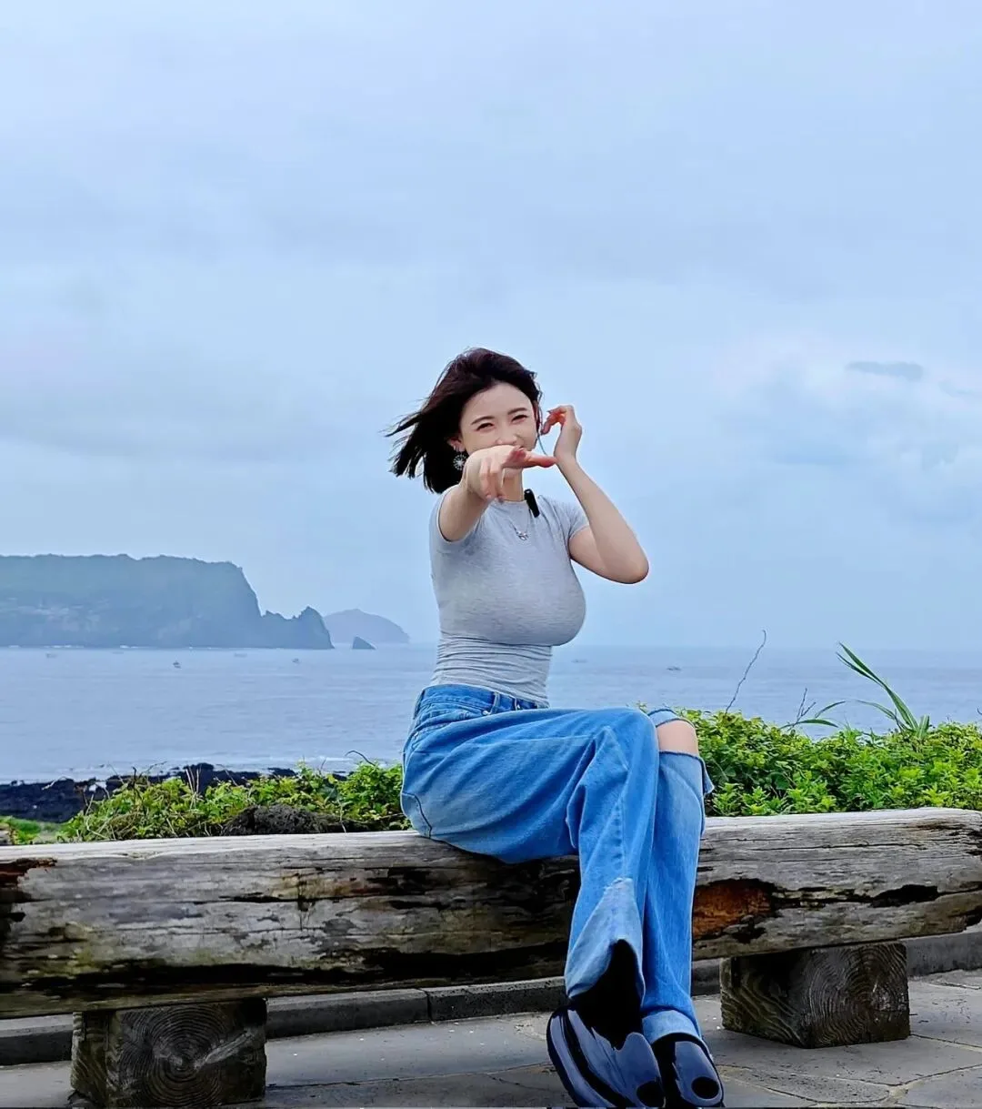 聂小雨户外写真 图片3