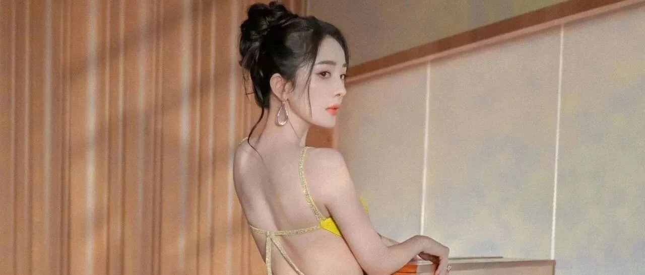 杨幂一袭黄色露背长裙写真 大长腿吸睛氛围感拉满