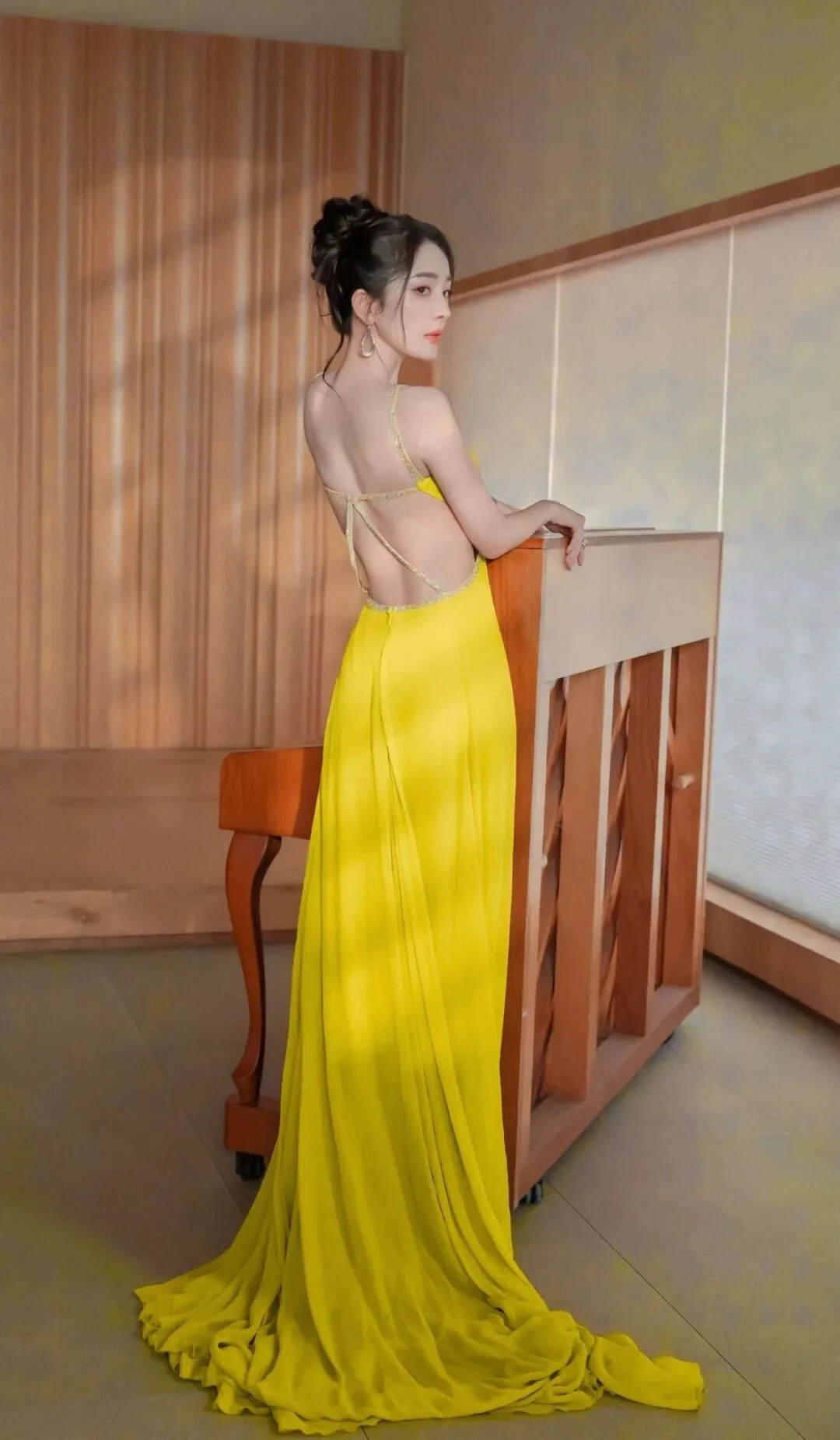 杨幂黄色长裙写真 图片9