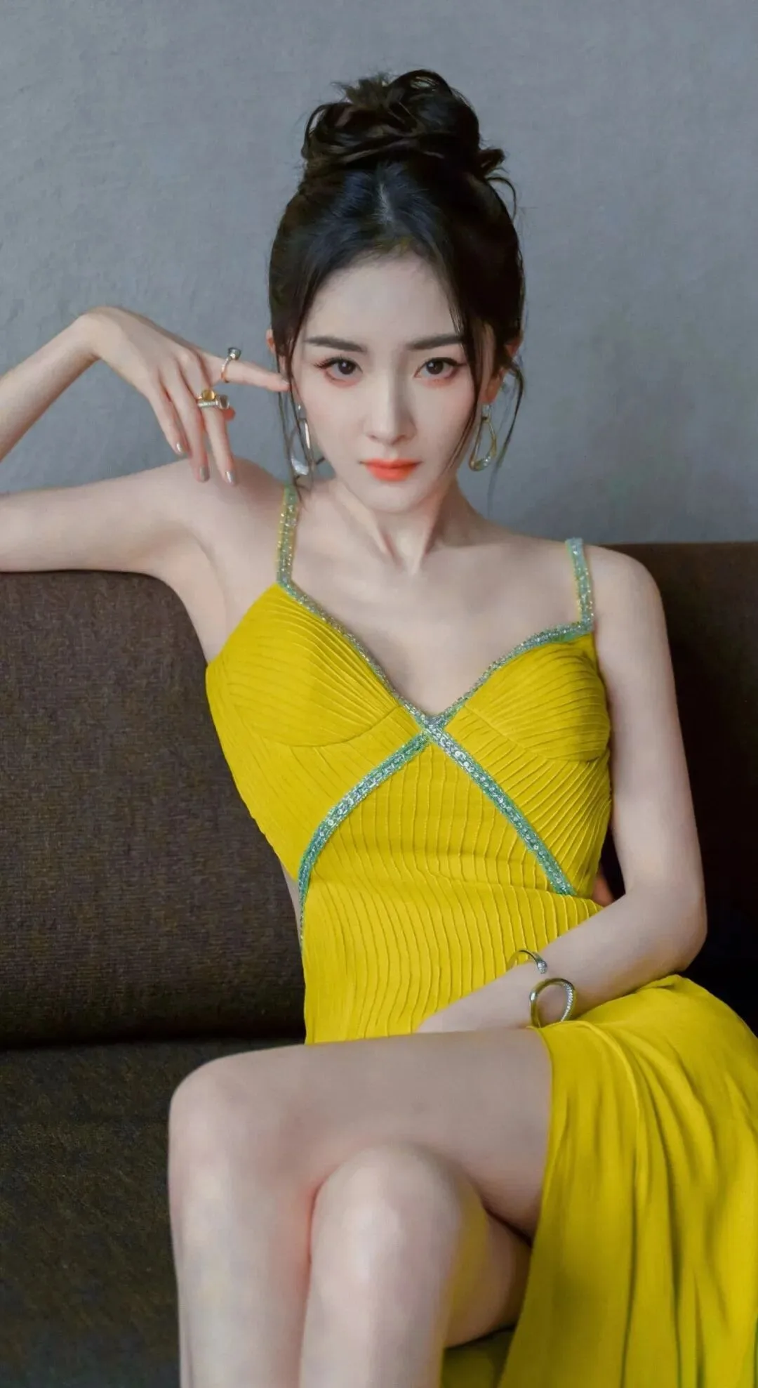 杨幂黄色长裙写真 图片2