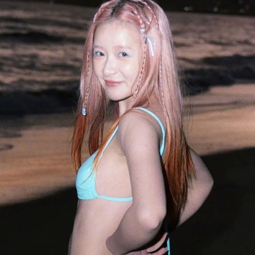 徐娇海边泳装写真 清新少女展现匀称好身材
