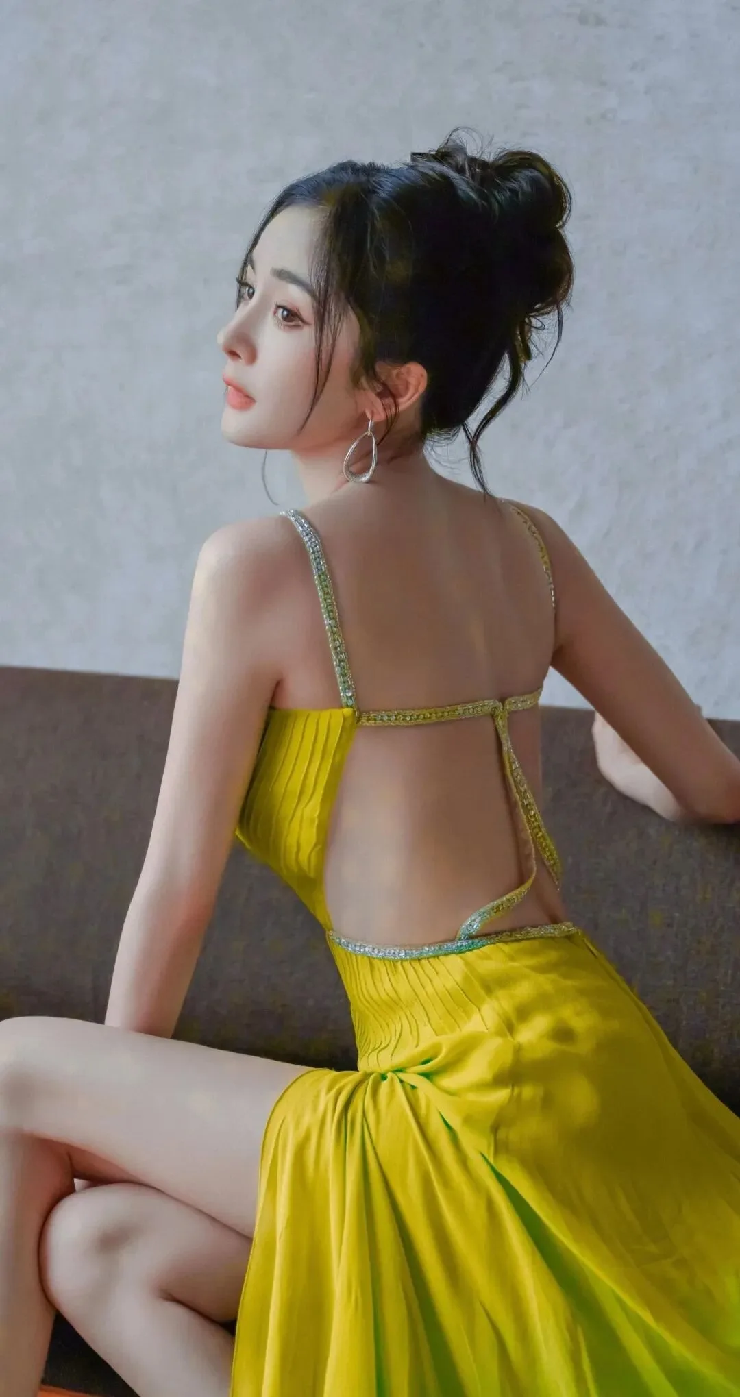 杨幂黄色长裙写真 图片4
