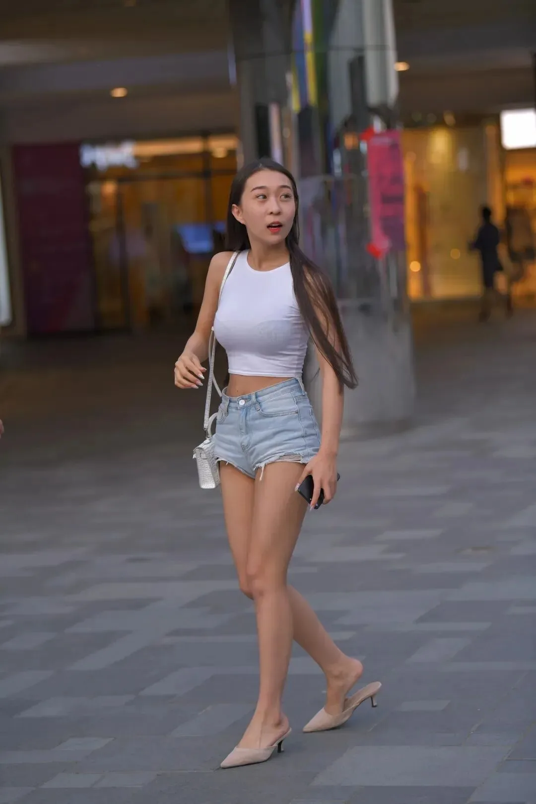 气质美女街拍图集 图片3