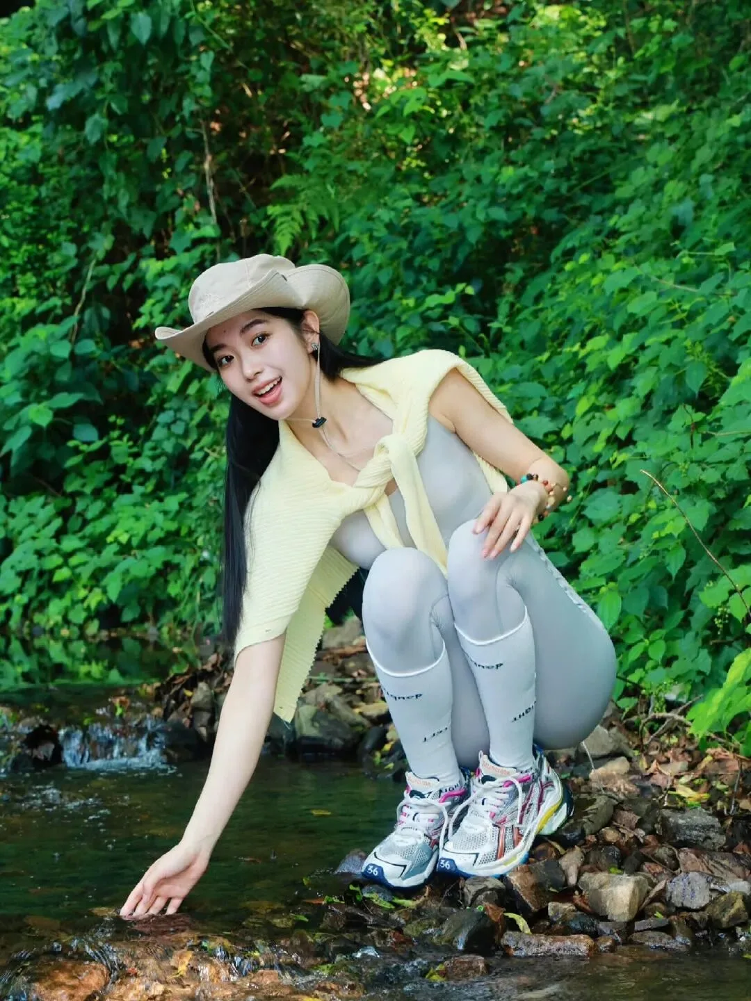 运动紧身装美女 图片3