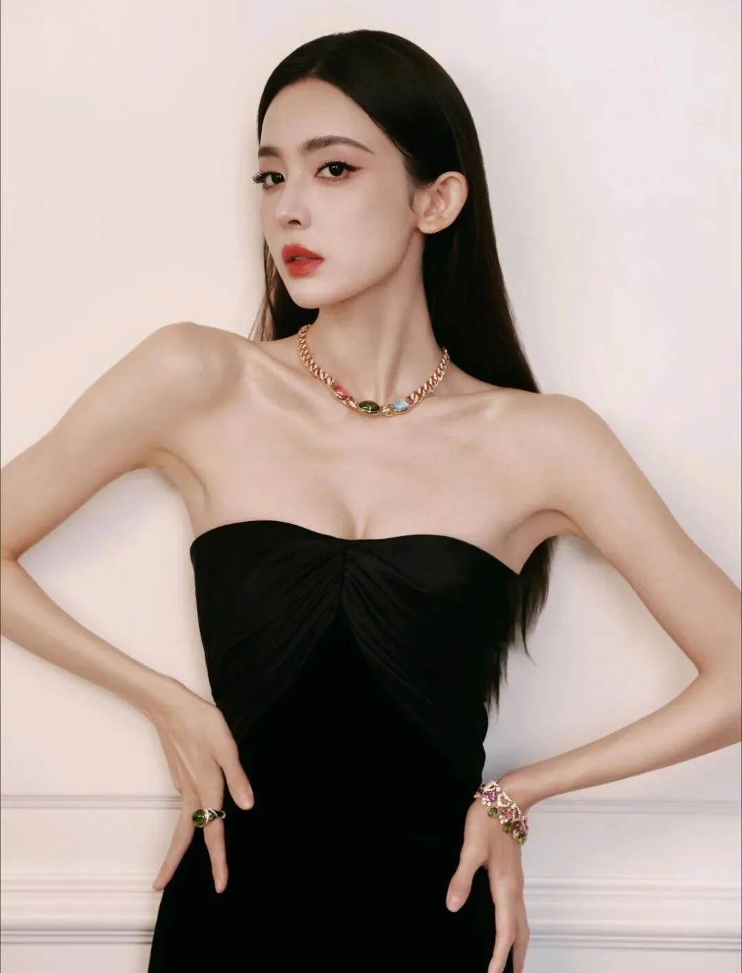 古力娜扎抹胸裙写真 图片4