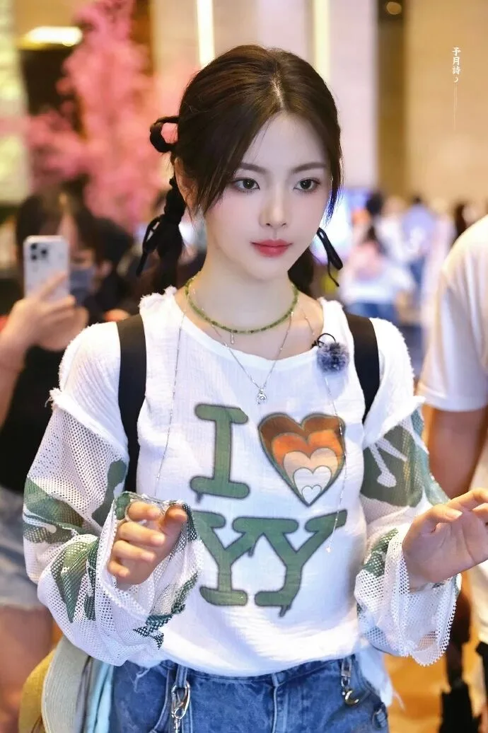 杨超越甜美编发写真 图片2