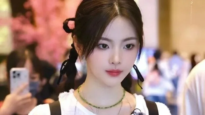 杨超越字母T编发造型元气满满 高清图集展现少女甜美气质