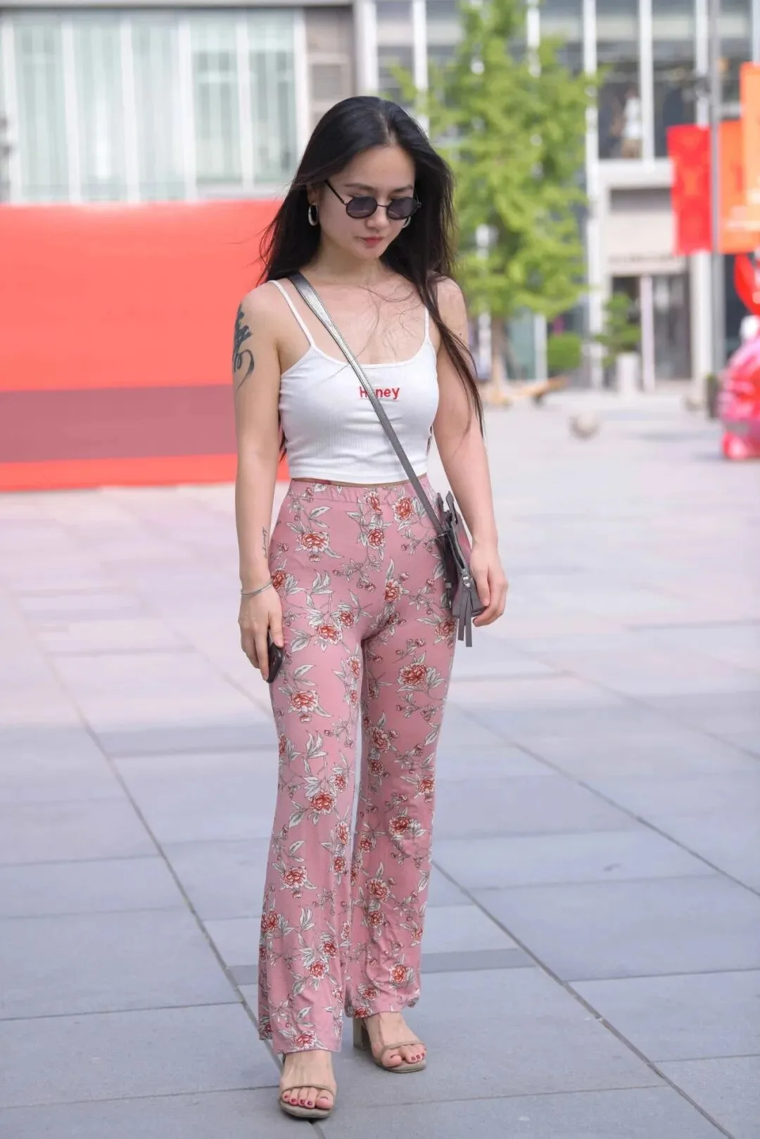 性感美女街拍 图片2