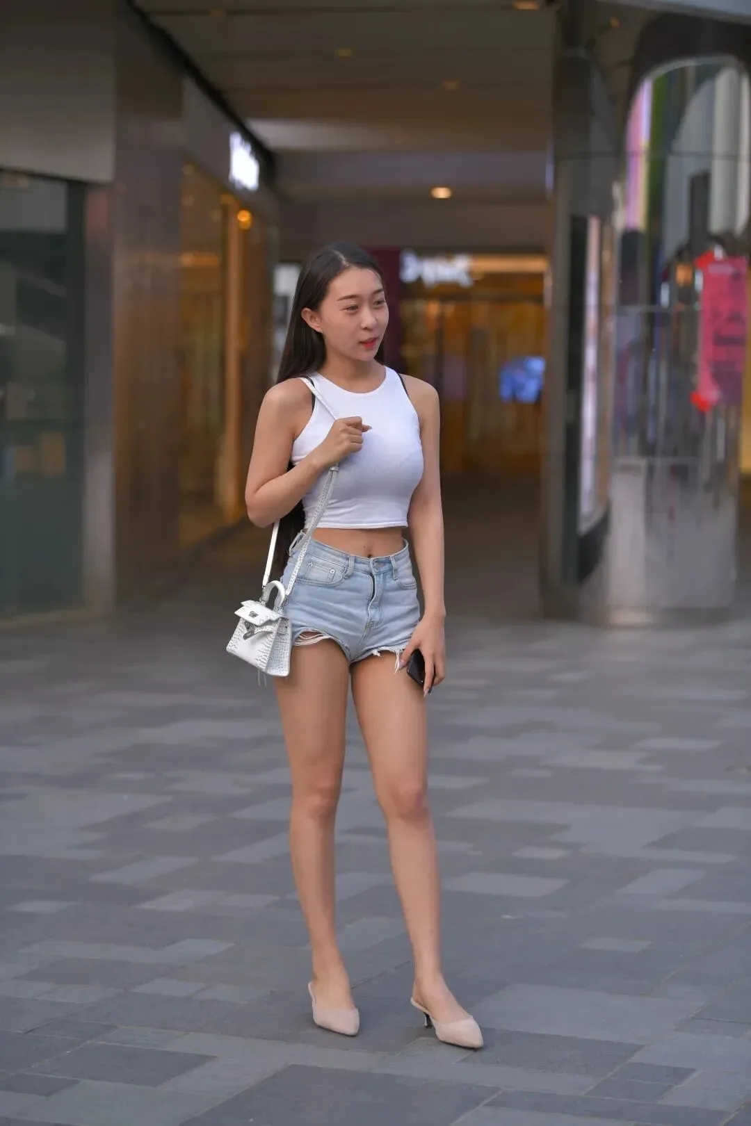 气质美女街拍图集 图片2