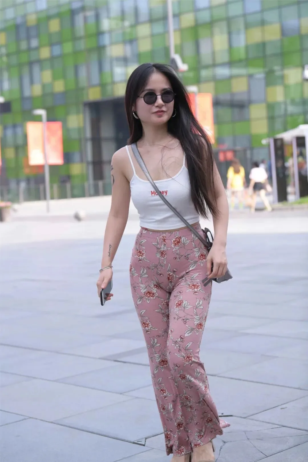 性感美女街拍 图片6