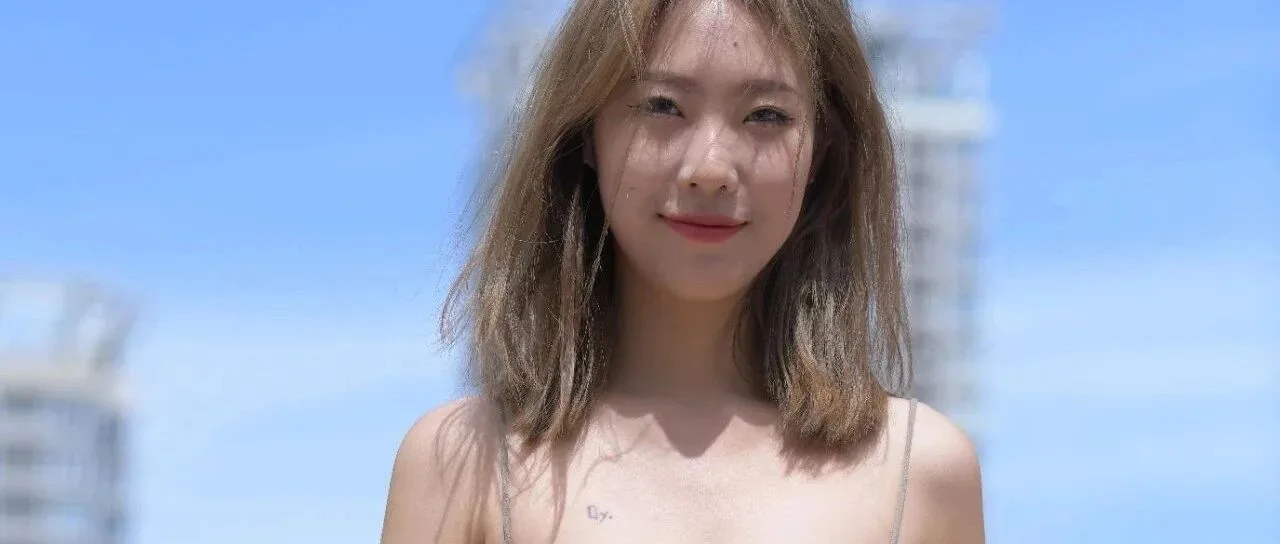 吊带紧身裤美女图片 图片1