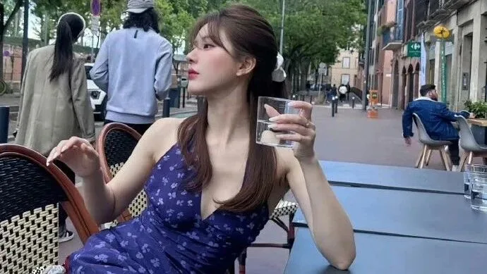 赵露思碎花裙写真 图片1
