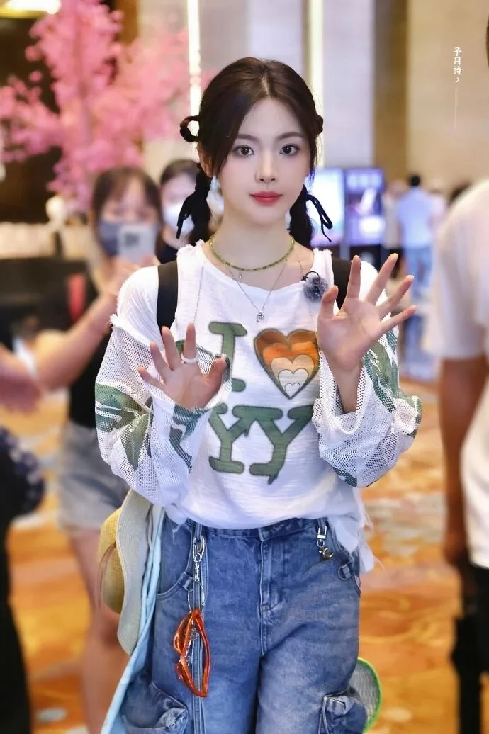 杨超越甜美编发写真 图片5