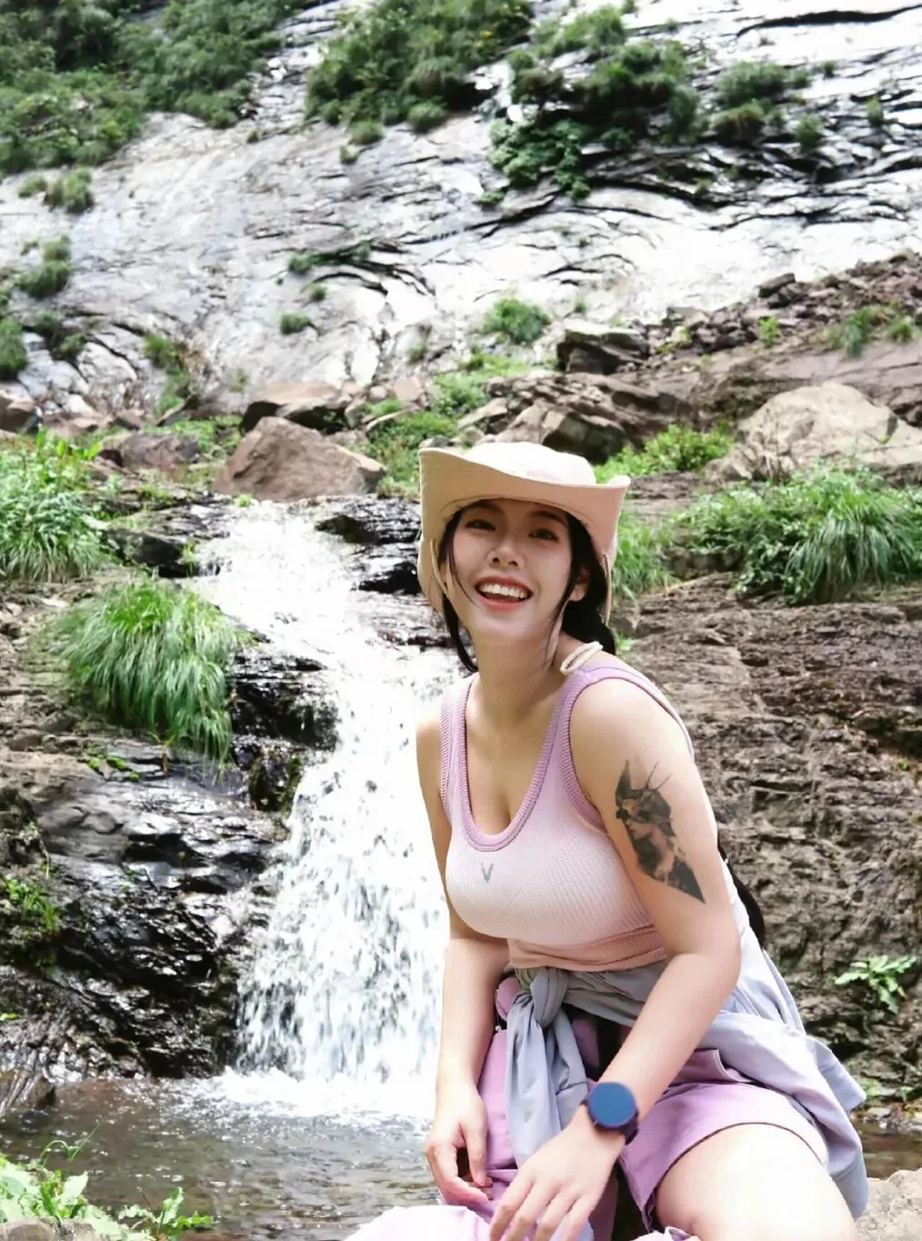 运动风性感美女 图片2
