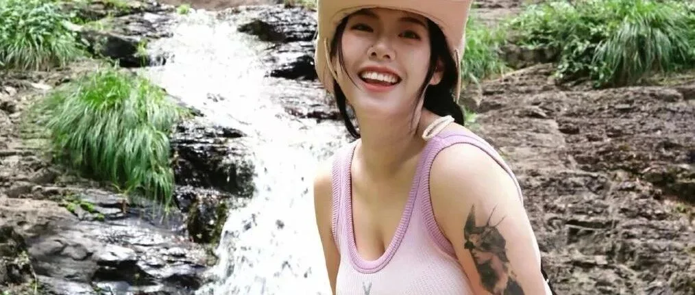 运动风性感美女高清写真 活力身材曲线吸睛