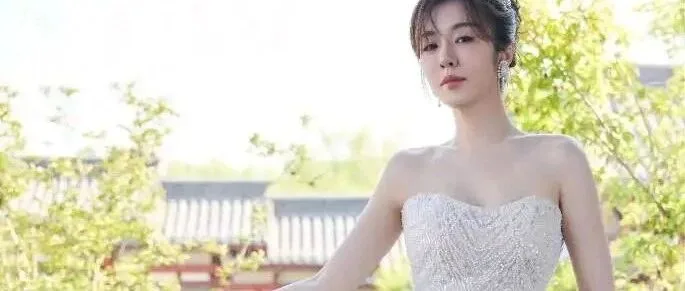 抹胸裙穿搭写真展现浪漫气质与优雅身材曲线高清图集
