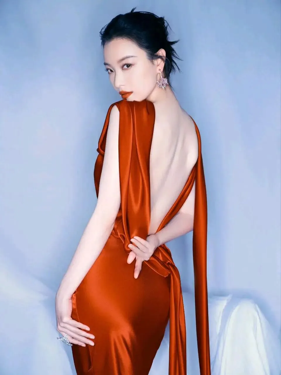 倪妮美背写真 图片5
