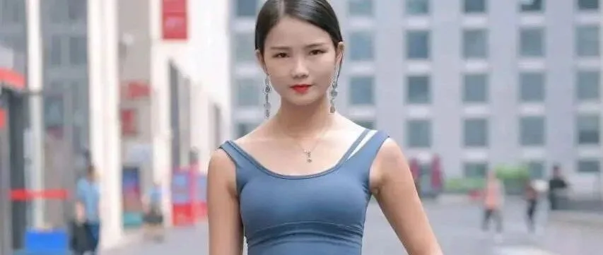街头辣妹穿搭图集展现火辣身材与自信气质