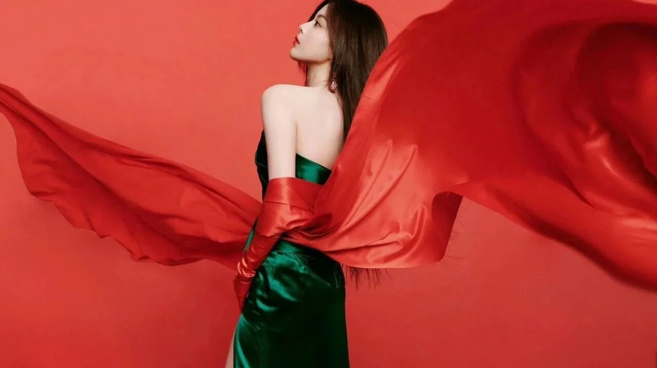 杨超越绿裙写真一抹红点缀 清新灵动高清壁纸图集