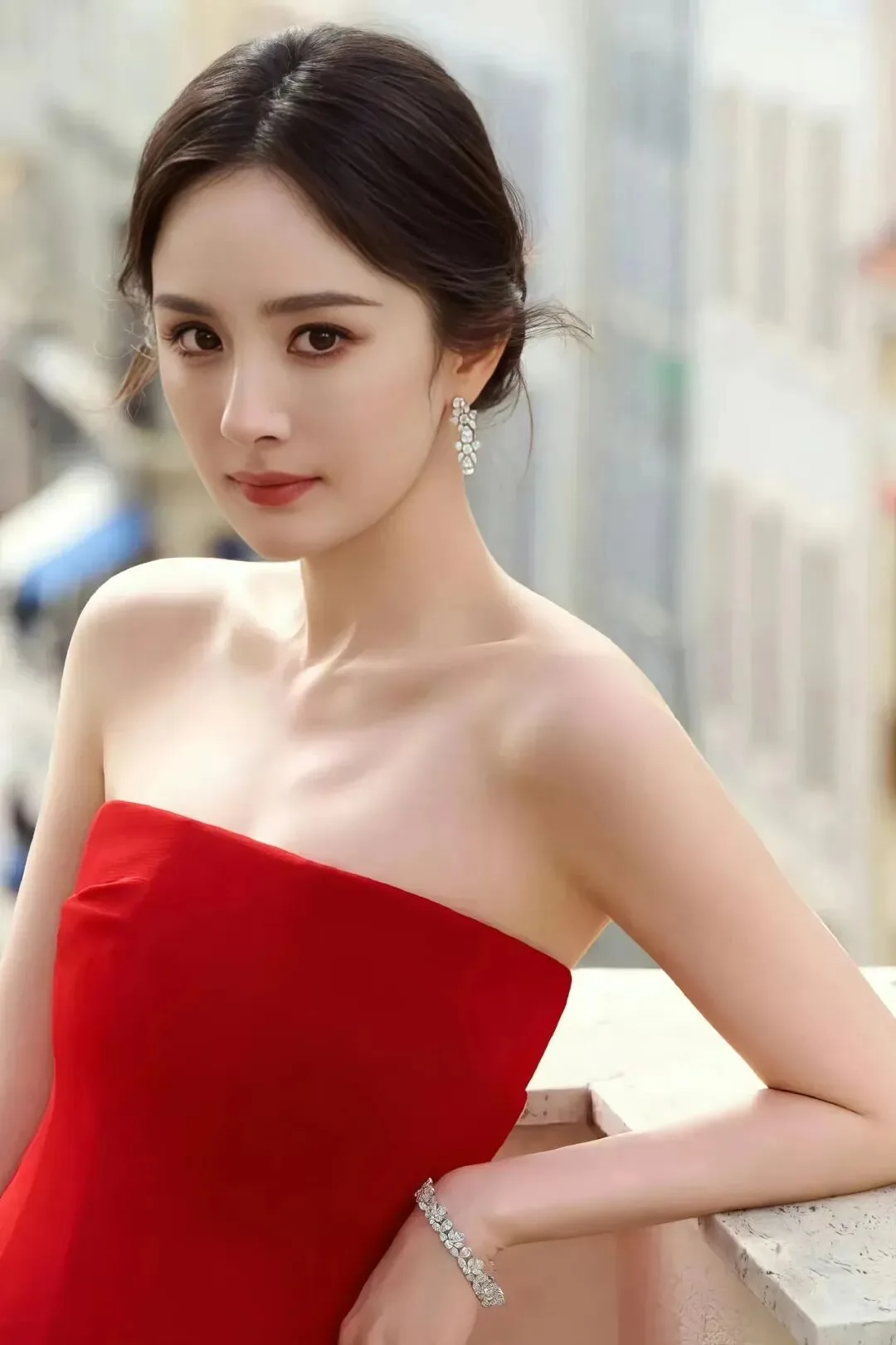杨幂红裙写真 图片7