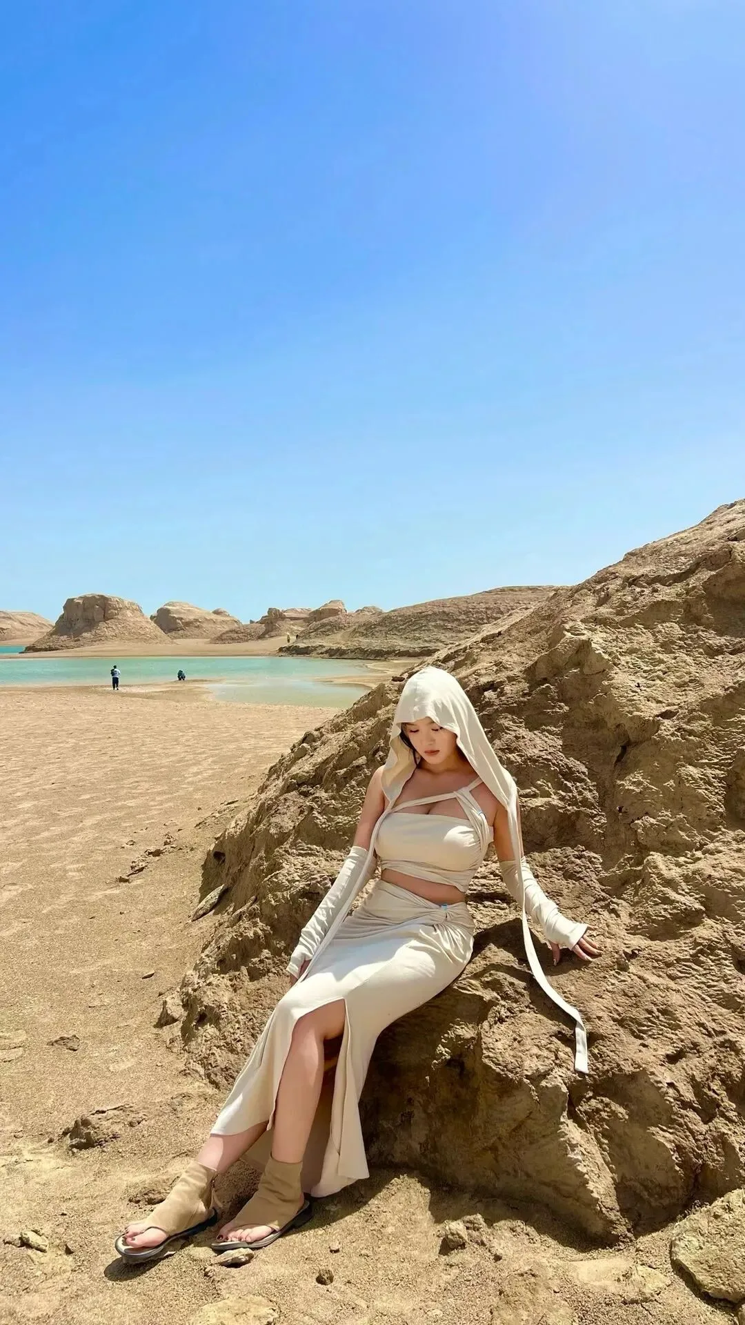 戈壁滩美女写真 图片2