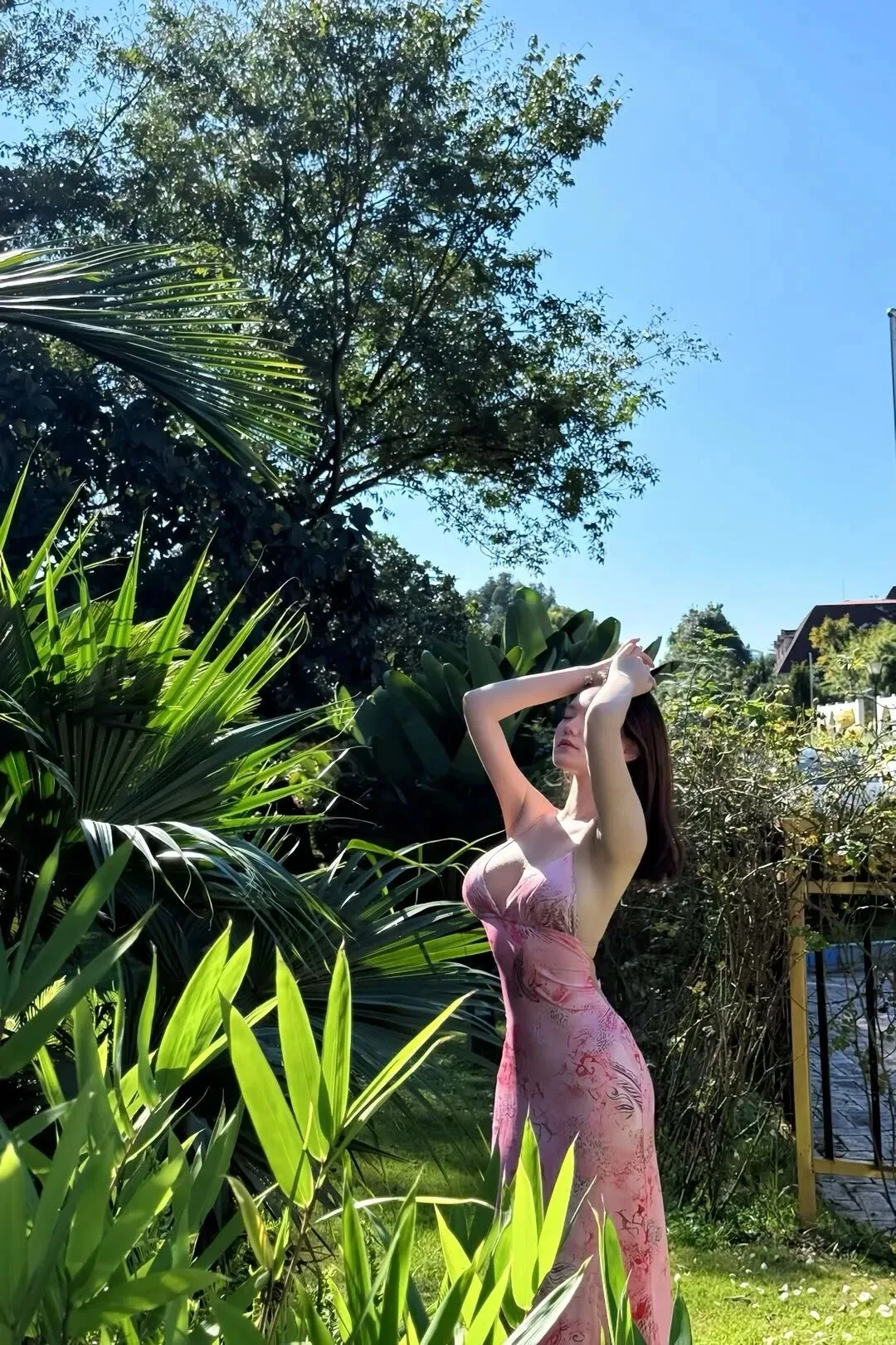 红裙美女写真 图片3