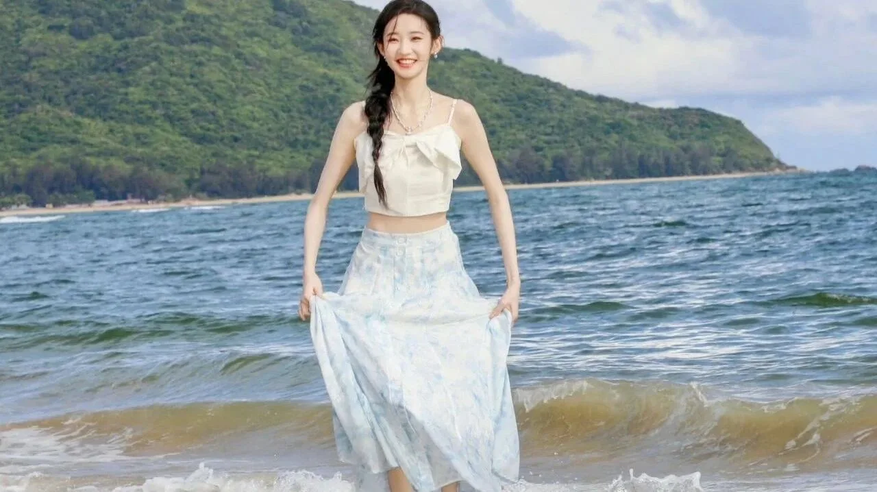 张艺凡海边写真清新又自然 光脚丫漫步沙滩氛围感拉满