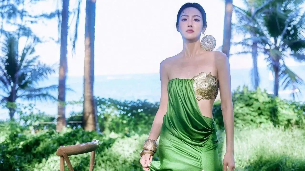 宋茜穿绿裙拍高清壁纸 优雅迷人的大美人气质