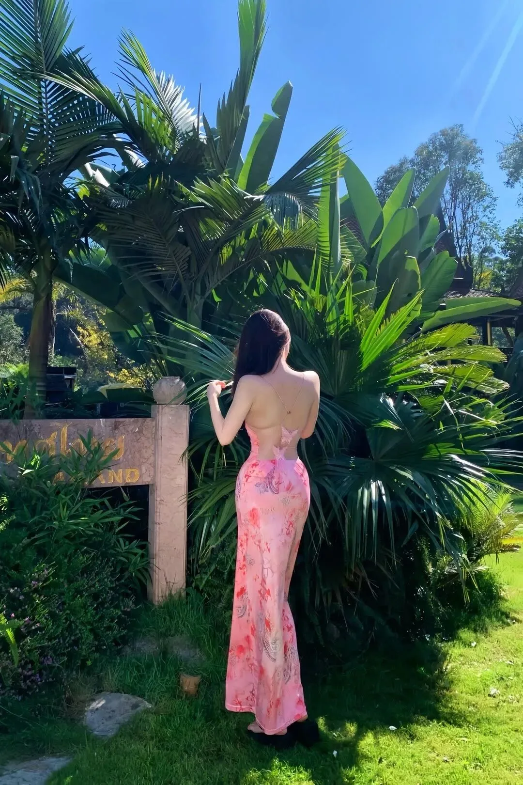 红裙美女写真 图片5
