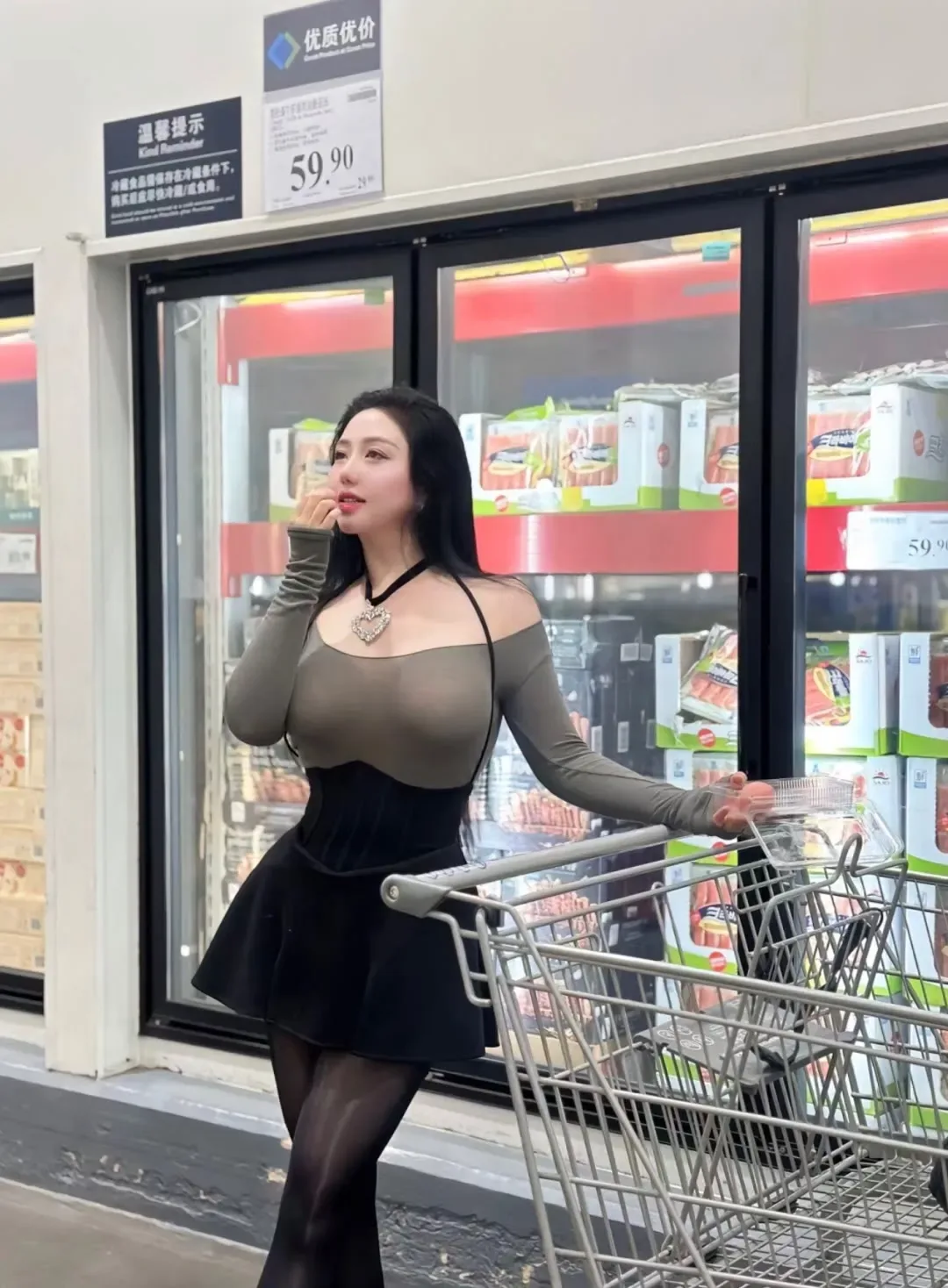 黑丝美女超市写真 图片2
