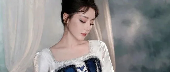 迪丽热巴玫瑰油画妆高清壁纸 复古氛围感拉满的质感美图