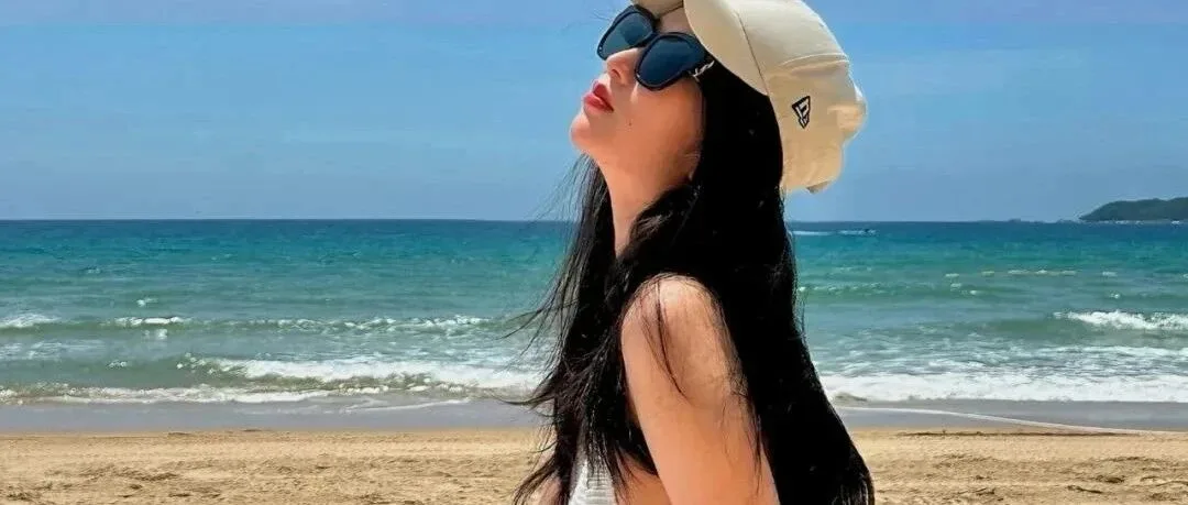 刘令姿夏日泳装写真高清图集 清凉海边造型展现好身材