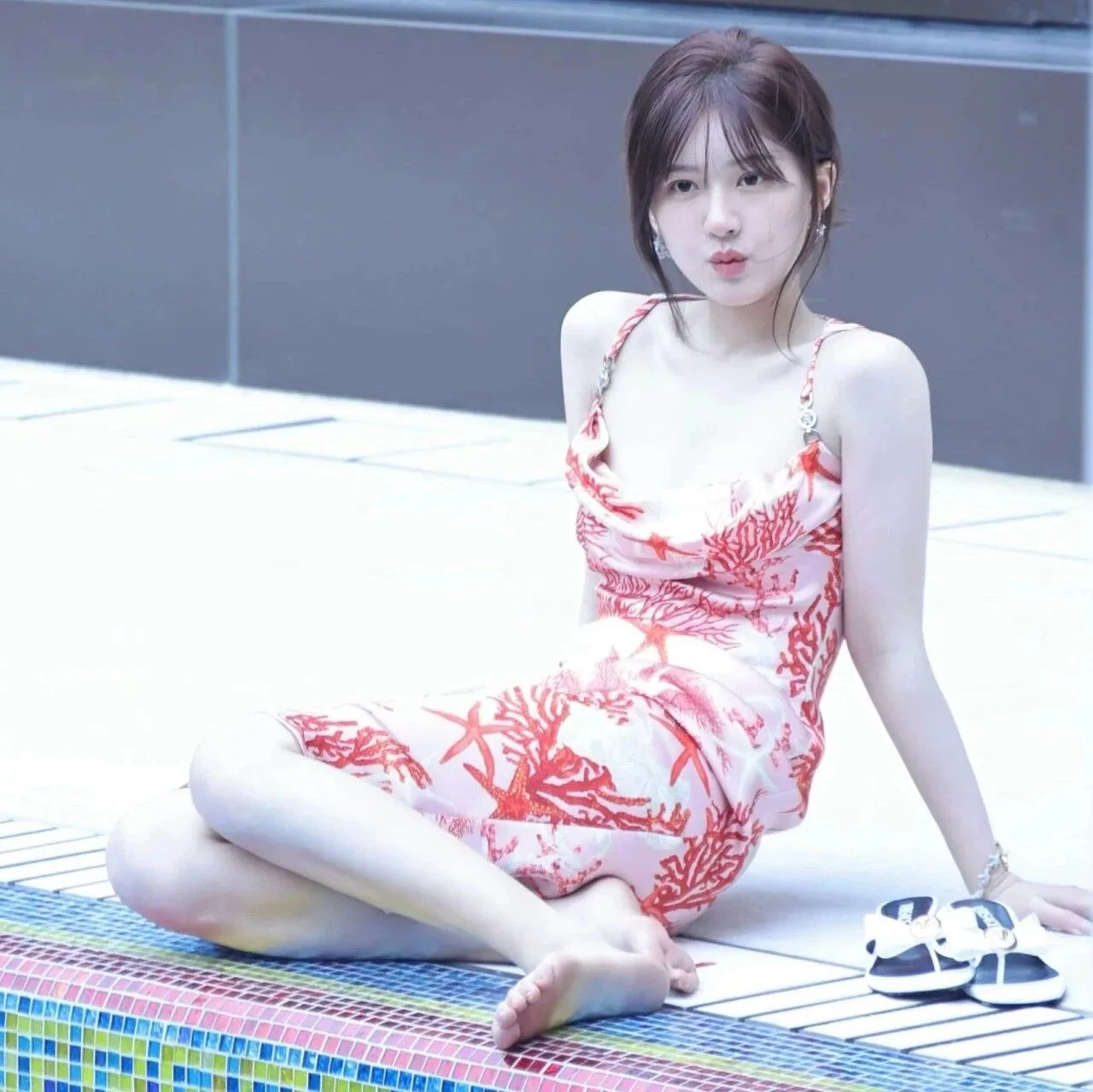 赵露思光脚写真风格太奔放 甜美女孩也有大胆一面