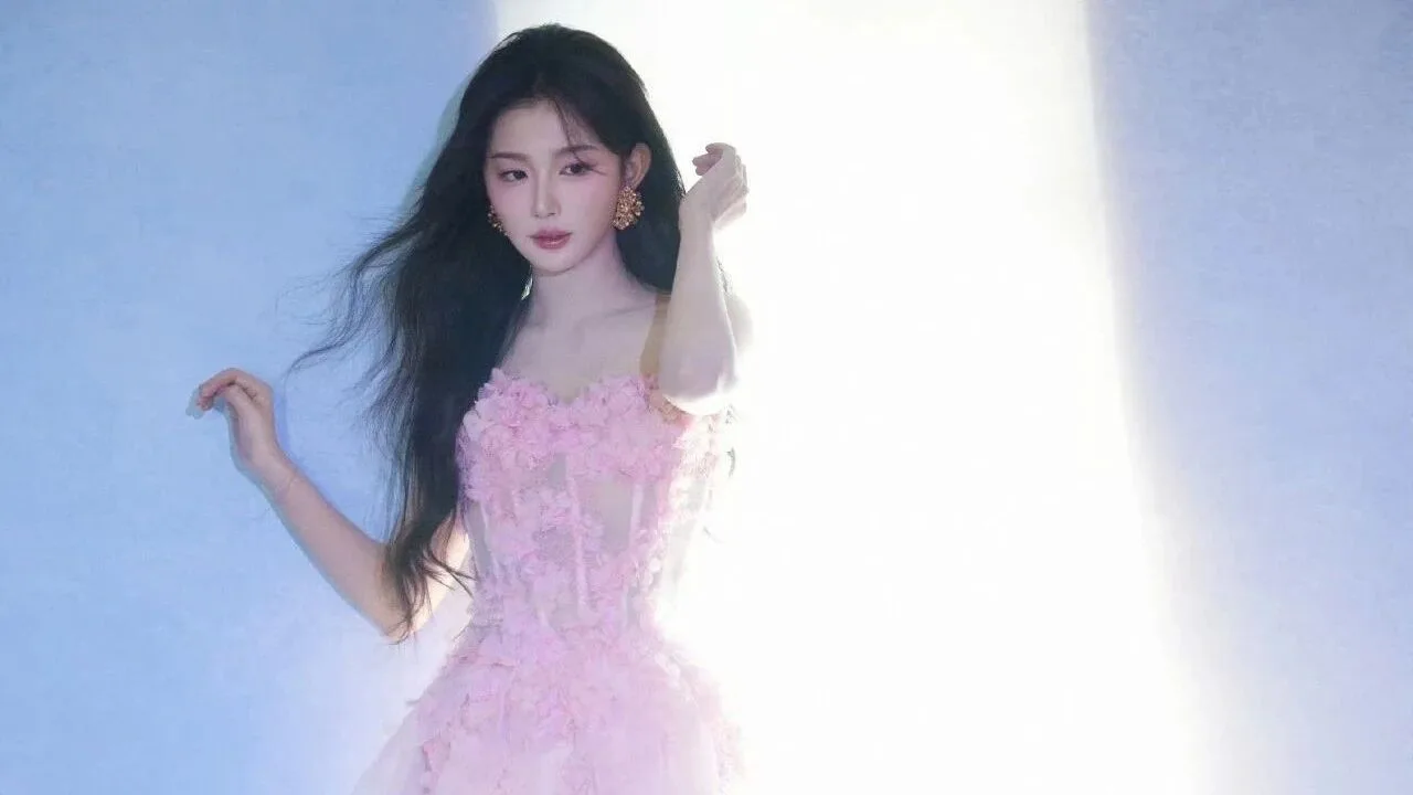 孔雪儿粉色浪漫写真壁纸 甜美少女感高清图集收藏