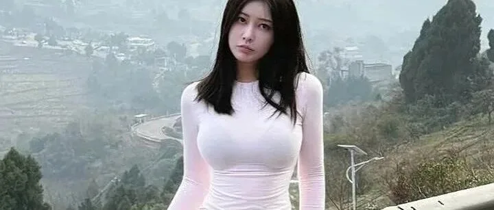 山野间走出的奔放美女 自然气质里透着大方与热烈