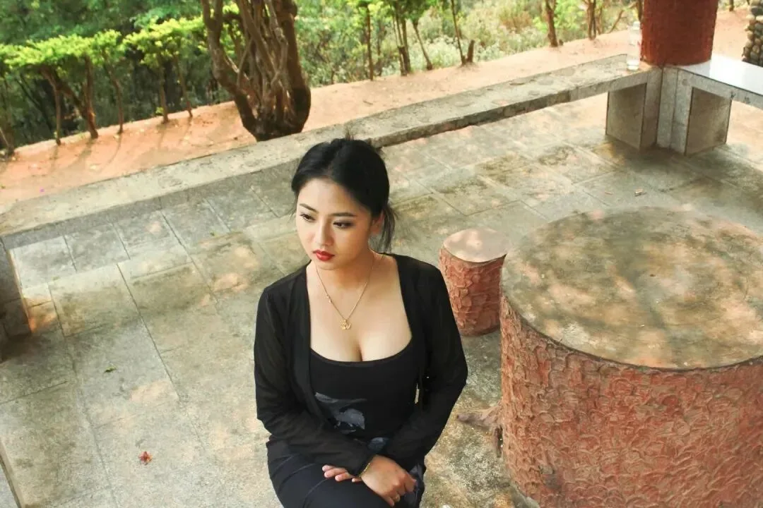 丰满美女写真 图片2