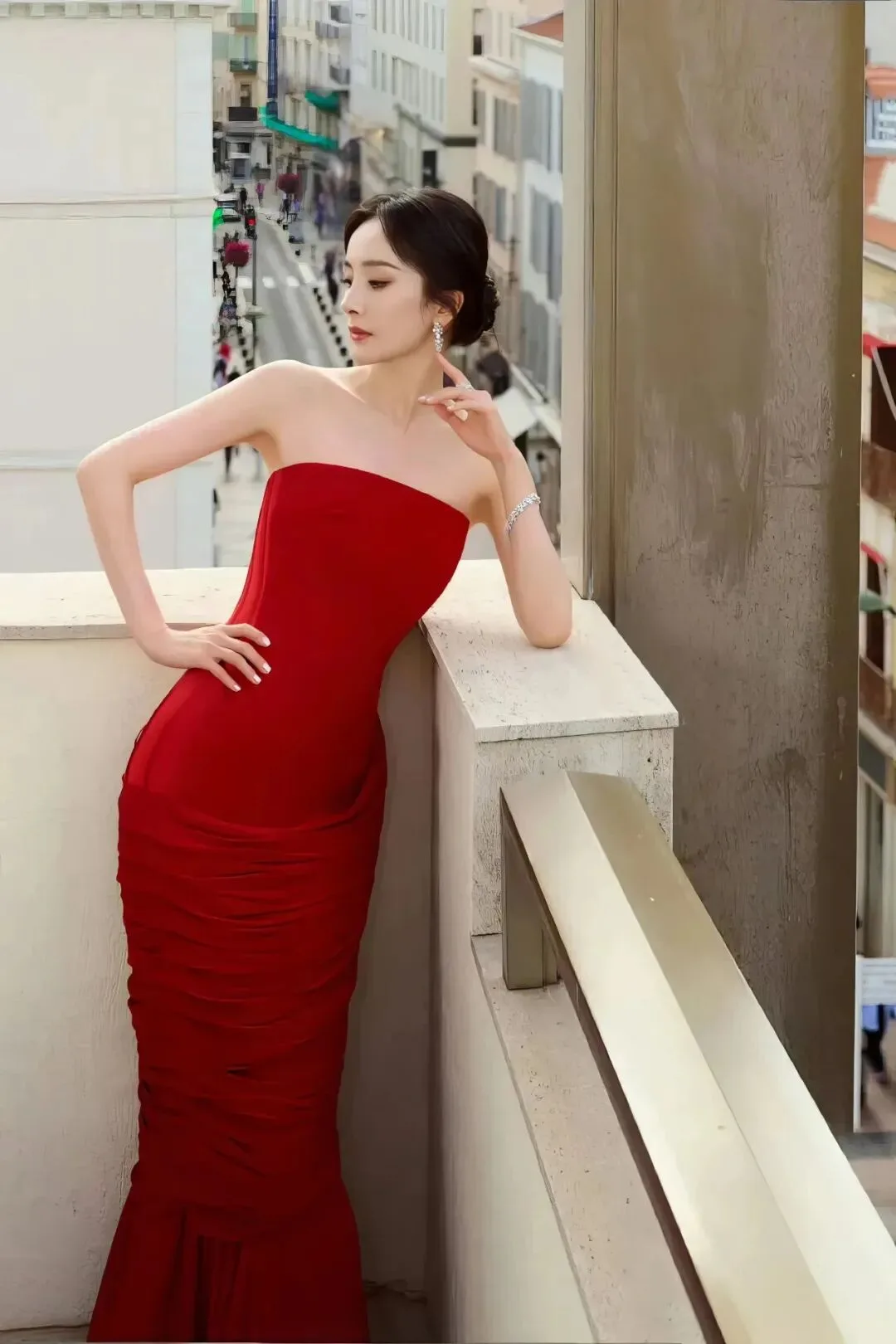 杨幂红裙写真 图片4