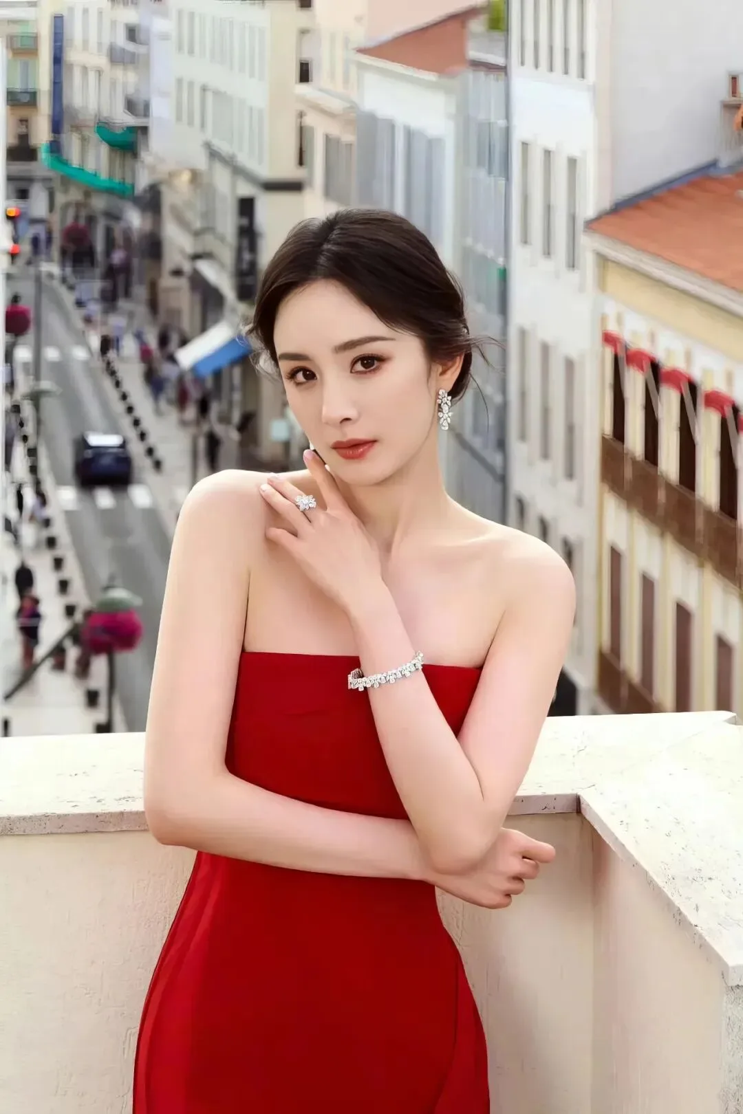 杨幂红裙写真 图片5